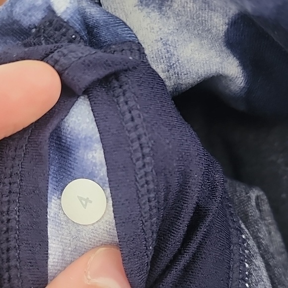 Lululemon Crop Leggings. Size 4. Good preowned condition. - Picture 7 of 7